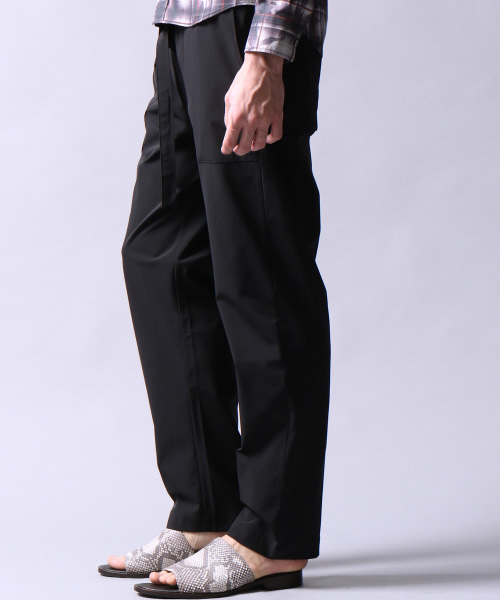 5351 POUR LES HOMMES(ゴーサンゴーイチプールオム)の「マイクロナイロンストレッチルーズパンツ(その他パンツ・メンズ・カーキ/ブラック・46/44/48)」の4枚目の写真