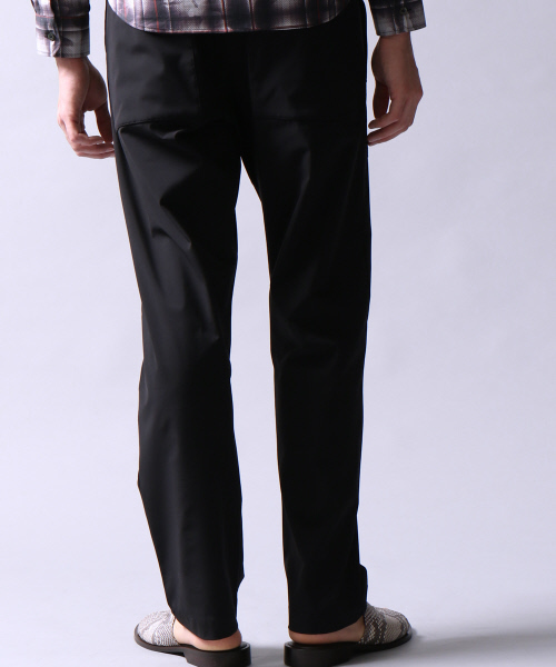 5351 POUR LES HOMMES(ゴーサンゴーイチプールオム)の「マイクロナイロンストレッチルーズパンツ(その他パンツ・メンズ・カーキ/ブラック・46/44/48)」の5枚目の写真