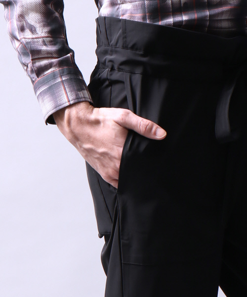 5351 POUR LES HOMMES(ゴーサンゴーイチプールオム)の「マイクロナイロンストレッチルーズパンツ(その他パンツ・メンズ・カーキ/ブラック・46/44/48)」の7枚目の写真
