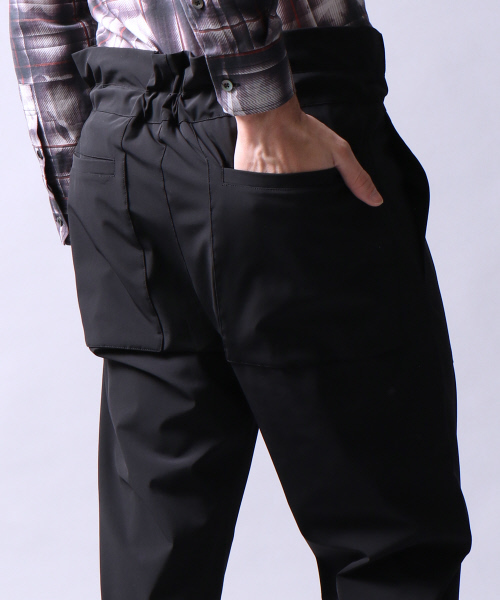 5351 POUR LES HOMMES(ゴーサンゴーイチプールオム)の「マイクロナイロンストレッチルーズパンツ(その他パンツ・メンズ・カーキ/ブラック・46/44/48)」の8枚目の写真