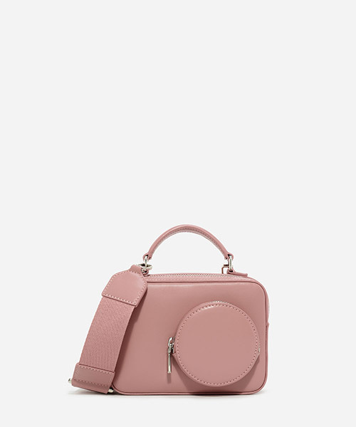 CHARLES & KEITH(チャールズ & キース)の「サーキュラーディテールスリングバッグ / CIRCULAR DETAIL SLING BAG(メッセンジャーバッグ・レディース・ネイビー/ピンク・S)」の2枚目の写真