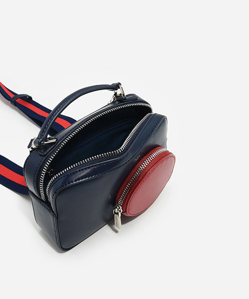 CHARLES & KEITH(チャールズ & キース)の「サーキュラーディテールスリングバッグ / CIRCULAR DETAIL SLING BAG(メッセンジャーバッグ・レディース・ネイビー/ピンク・S)」の19枚目の写真