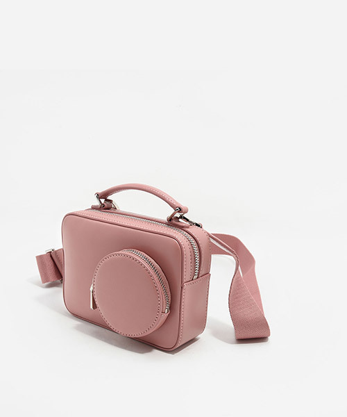 CHARLES & KEITH(チャールズ & キース)の「サーキュラーディテールスリングバッグ / CIRCULAR DETAIL SLING BAG(メッセンジャーバッグ・レディース・ネイビー/ピンク・S)」の16枚目の写真