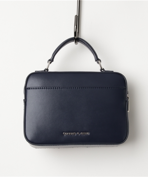 CHARLES & KEITH(チャールズ & キース)の「サーキュラーディテールスリングバッグ / CIRCULAR DETAIL SLING BAG(メッセンジャーバッグ・レディース・ネイビー/ピンク・S)」の3枚目の写真