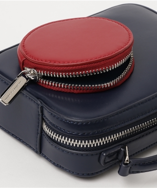 CHARLES & KEITH(チャールズ & キース)の「サーキュラーディテールスリングバッグ / CIRCULAR DETAIL SLING BAG(メッセンジャーバッグ・レディース・ネイビー/ピンク・S)」の4枚目の写真