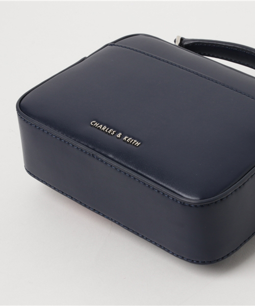 CHARLES & KEITH(チャールズ & キース)の「サーキュラーディテールスリングバッグ / CIRCULAR DETAIL SLING BAG(メッセンジャーバッグ・レディース・ネイビー/ピンク・S)」の5枚目の写真