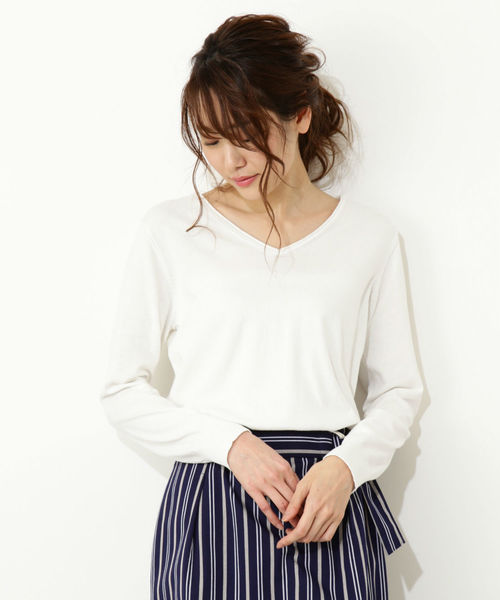 NATURAL BEAUTY BASIC（ナチュラルビューティーベーシック）の「◆ファイン天竺Vネックニット（ニット/セーター・レディース・ホワイト系その他/ブルー/グレー/レッド/ブラック/ネイビー・MEDIUM）」の2枚目の写真