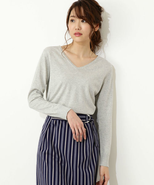 NATURAL BEAUTY BASIC（ナチュラルビューティーベーシック）の「◆ファイン天竺Vネックニット（ニット/セーター・レディース・ホワイト系その他/ブルー/グレー/レッド/ブラック/ネイビー・MEDIUM）」の4枚目の写真