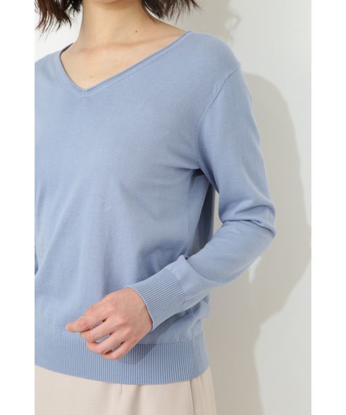 NATURAL BEAUTY BASIC（ナチュラルビューティーベーシック）の「◆ファイン天竺Vネックニット（ニット/セーター・レディース・ホワイト系その他/ブルー/グレー/レッド/ブラック/ネイビー・MEDIUM）」の10枚目の写真