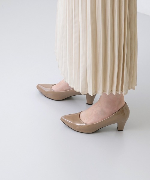 menue（メヌエ）の「freely(フリーリー)  幅広 4e ポインテッドトゥ 6cmヒール チャンキーヒール 太ヒール パンプス（パンプス・レディース・ピンクベージュ/ブラウン/ブラック系その他/ホワイト/ブラック/ブラウン系その他/スモークピンク/ライトグレー/ブルー/ブラック系その他2/グレイッシュベージュ/アイボリー/グレー/レンガ/ブラック系その他3/ピンク系その他/レッド系その他/ブルー系その他/ベージュ/ブラック系その他4/ブラウン系その他2/パイソン/シルバー/ラベンダー/グレー系その他・22.5cm/23.5cm/21.5cm/25.5cm/22.0cm/23.0cm/25.0cm/24.5cm/24.0cm/26.0cm/27.0cm/26.5cm/23cm/22cm/27cm/25cm/26cm/24cm）」の12枚目の写真