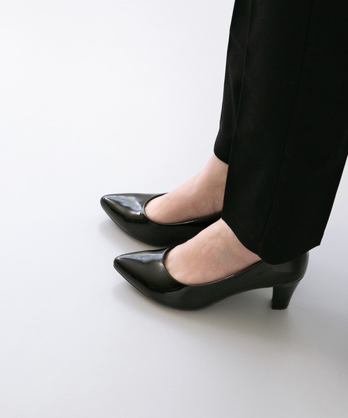 menue（メヌエ）の「freely(フリーリー)  幅広 4e ポインテッドトゥ 6cmヒール チャンキーヒール 太ヒール パンプス（パンプス・レディース・ピンクベージュ/ブラウン/ブラック系その他/ホワイト/ブラック/ブラウン系その他/スモークピンク/ライトグレー/ブルー/ブラック系その他2/グレイッシュベージュ/アイボリー/グレー/レンガ/ブラック系その他3/ピンク系その他/レッド系その他/ブルー系その他/ベージュ/ブラック系その他4/ブラウン系その他2/パイソン/シルバー/ラベンダー/グレー系その他・22.5cm/23.5cm/21.5cm/25.5cm/22.0cm/23.0cm/25.0cm/24.5cm/24.0cm/26.0cm/27.0cm/26.5cm/23cm/22cm/27cm/25cm/26cm/24cm）」の4枚目の写真