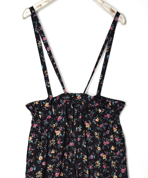 w closet（ダブルクローゼット）の「サスペンダー付き花柄ハイウエストパンツ（その他パンツ・レディース・ブラック/サーモンピンク/オフホワイト・FREE）」の10枚目の写真