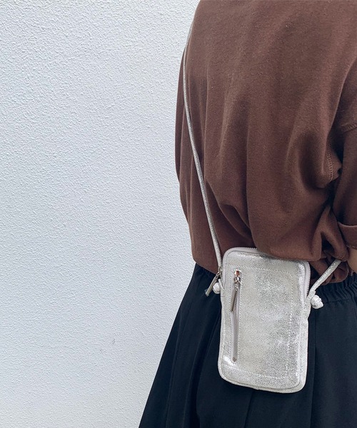 Beau're（ヴュレ）の「BEAURE ヴュレ カウレザー スマホポーチ（スマホケース/カバー・レディース・ブラック/グレー/レッド/シルバー/イエロー/ブルーグレー/キャメル/オリーブ/パープル/サックスブルー系/ホワイト/オレンジ・FREE/SMALL）」の12枚目の写真