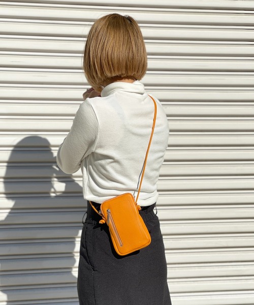 Beau're（ヴュレ）の「BEAURE ヴュレ カウレザー スマホポーチ（スマホケース/カバー・レディース・ブラック/グレー/レッド/シルバー/イエロー/ブルーグレー/キャメル/オリーブ/パープル/サックスブルー系/ホワイト/オレンジ・FREE/SMALL）」の11枚目の写真