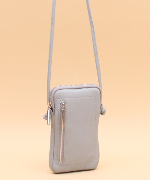 Beau're（ヴュレ）の「BEAURE ヴュレ カウレザー スマホポーチ（スマホケース/カバー・レディース・ブラック/グレー/レッド/シルバー/イエロー/ブルーグレー/キャメル/オリーブ/パープル/サックスブルー系/ホワイト/オレンジ・FREE/SMALL）」の4枚目の写真