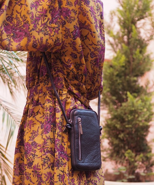 Beau're（ヴュレ）の「BEAURE ヴュレ カウレザー スマホポーチ（スマホケース/カバー・レディース・ブラック/グレー/レッド/シルバー/イエロー/ブルーグレー/キャメル/オリーブ/パープル/サックスブルー系/ホワイト/オレンジ・FREE/SMALL）」の2枚目の写真