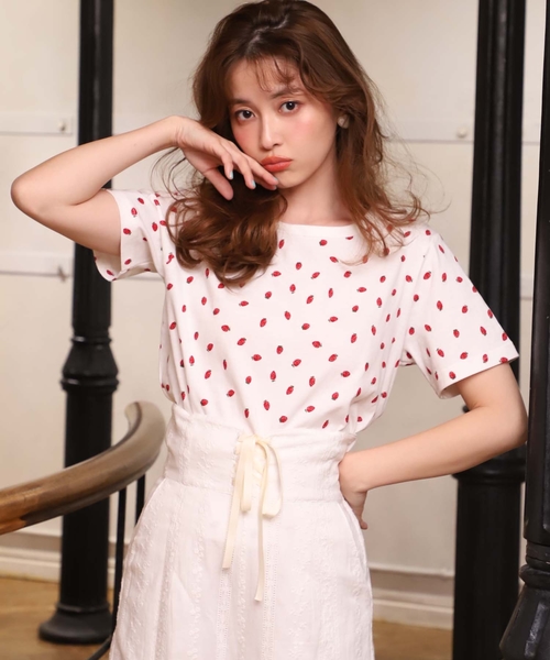 one after another NICE CLAUP（ワンアフターアナザーナイスクラップ）の「ストロベリー柄Tシャツ（Tシャツ/カットソー・レディース・ブラック/オフホワイト・FREE）」の2枚目の写真
