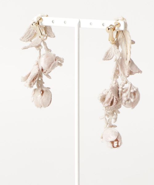 m.soeur（エムスール）の「アセビのリネンイヤリング＊（イヤリング・レディース・ホワイト/グレー/ブラック・FREE）」の4枚目の写真