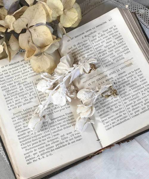 m.soeur（エムスール）の「アセビのリネンイヤリング＊（イヤリング・レディース・ホワイト/グレー/ブラック・FREE）」の2枚目の写真