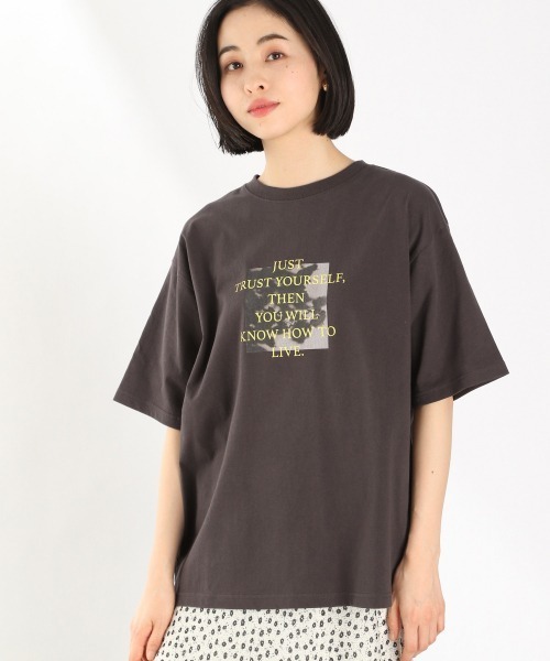 LOWRYS FARM（ローリーズファーム）の「フォトプリントＴＥＥＳＳ　938877（Tシャツ/カットソー・レディース・ホワイト/グレー/オフホワイト・FREE）」の3枚目の写真