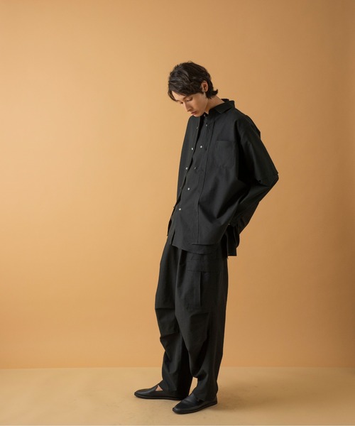 ADAM ET ROPE'（アダムエロペ）の「【吸水速乾/超軽量】ルーズテーパード カーゴパンツ/セットアップ対応（カーゴパンツ・メンズ・ブラック・S/M/L/XL/XS）」の2枚目の写真