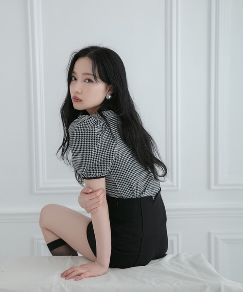 ANDGEEBEE（アンジービー）の「パフスリーブコンパクトトップス（その他トップス・レディース・ブラック/ホワイト・MEDIUM）」の2枚目の写真