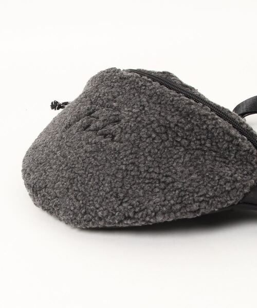 FILA（フィラ）の「【FILA/フィラ】筆記体刺繍 ボアフリース ウエストバッグ（ボディバッグ/ウエストポーチ・レディース・チャコールグレー/ベージュ/ブラウン/スモークピンク・FREE）」の6枚目の写真