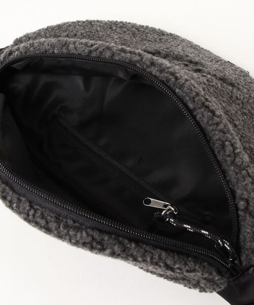 FILA（フィラ）の「【FILA/フィラ】筆記体刺繍 ボアフリース ウエストバッグ（ボディバッグ/ウエストポーチ・レディース・チャコールグレー/ベージュ/ブラウン/スモークピンク・FREE）」の7枚目の写真