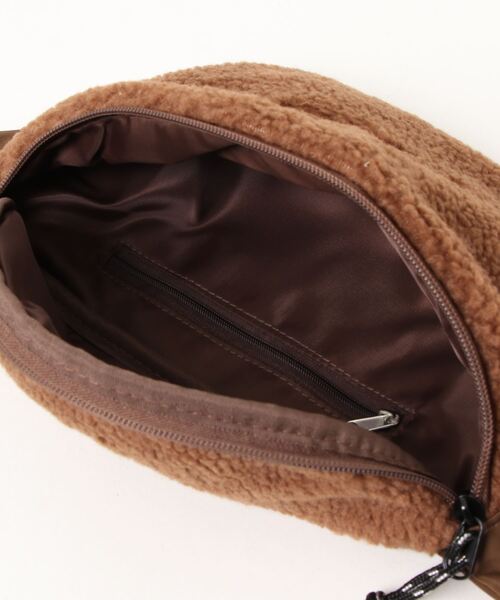 FILA（フィラ）の「【FILA/フィラ】筆記体刺繍 ボアフリース ウエストバッグ（ボディバッグ/ウエストポーチ・レディース・チャコールグレー/ベージュ/ブラウン/スモークピンク・FREE）」の8枚目の写真