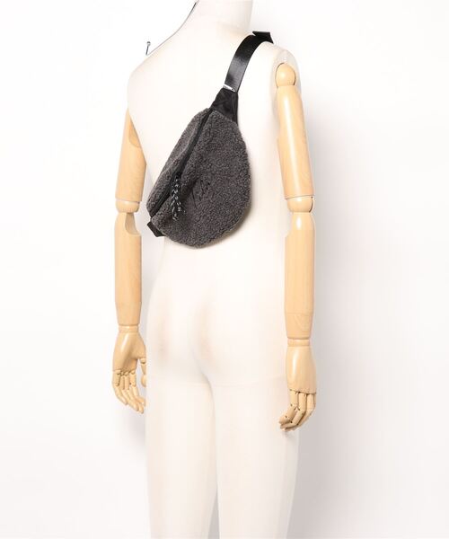 FILA（フィラ）の「【FILA/フィラ】筆記体刺繍 ボアフリース ウエストバッグ（ボディバッグ/ウエストポーチ・レディース・チャコールグレー/ベージュ/ブラウン/スモークピンク・FREE）」の11枚目の写真