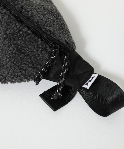 FILA（フィラ）の「【FILA/フィラ】筆記体刺繍 ボアフリース ウエストバッグ（ボディバッグ/ウエストポーチ・レディース・チャコールグレー/ベージュ/ブラウン/スモークピンク・FREE）」の22枚目の写真
