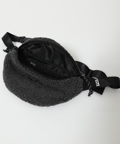 FILA（フィラ）の「【FILA/フィラ】筆記体刺繍 ボアフリース ウエストバッグ（ボディバッグ/ウエストポーチ・レディース・チャコールグレー/ベージュ/ブラウン/スモークピンク・FREE）」の21枚目の写真