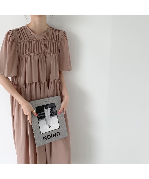 MINS MINIS(ミンスミニス)の「プリーツロングワンピース(ワンピース・レディース・ブラック/ピンクベージュ・FREE)」の13枚目の写真