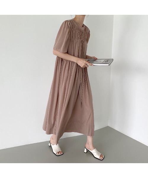 MINS MINIS(ミンスミニス)の「プリーツロングワンピース(ワンピース・レディース・ブラック/ピンクベージュ・FREE)」の5枚目の写真