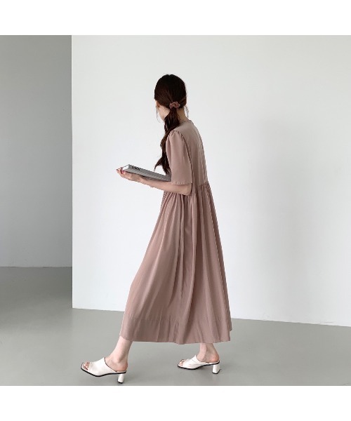 MINS MINIS(ミンスミニス)の「プリーツロングワンピース(ワンピース・レディース・ブラック/ピンクベージュ・FREE)」の21枚目の写真