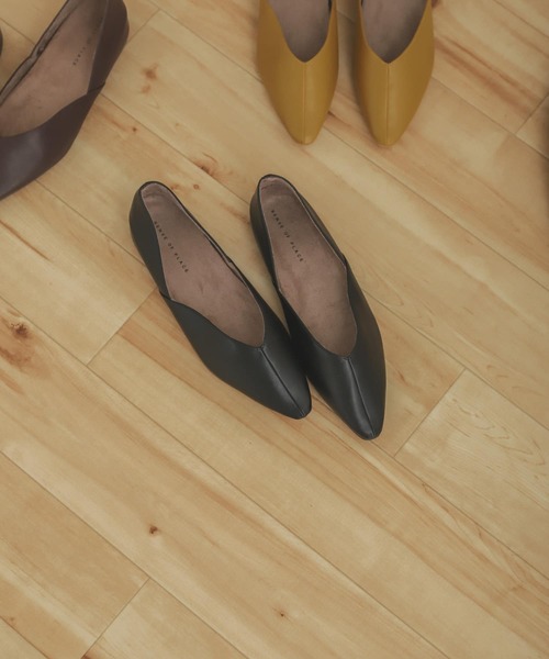 SENSE OF PLACE by URBAN RESEARCH（センスオブプレイスバイアーバンリサーチ）の「センターシームポインテッドフラットパンプス（パンプス・レディース・ベージュ/マスタード/ブラウン/ブラック・LARGE/SMALL/MEDIUM）」の2枚目の写真