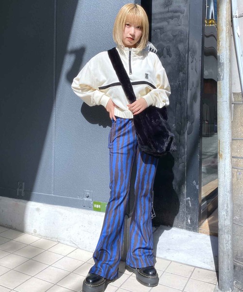 X-girl（エックスガール）の「CONTRAST LINE CROPPED RIB TOP（Tシャツ/カットソー・レディース・ブラック/ブルー/ホワイト・M/S）」の22枚目の写真