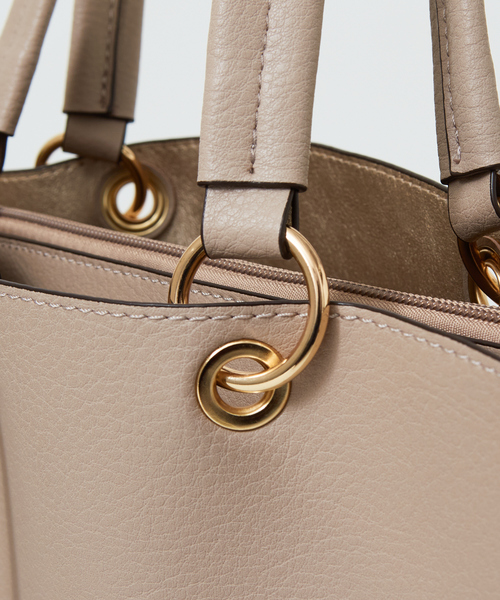 Abahouse Devinette(ドゥヴィネット)の「【HERALDO】A4サイズ対応/チャーム付きスクエアトートバッグ2(トートバッグ・レディース・アイボリー/ブラック/サックスブルー/グレイッシュベージュ・フリー)」の18枚目の写真