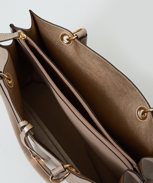 Abahouse Devinette(ドゥヴィネット)の「【HERALDO】A4サイズ対応/チャーム付きスクエアトートバッグ2(トートバッグ・レディース・アイボリー/ブラック/サックスブルー/グレイッシュベージュ・フリー)」の20枚目の写真