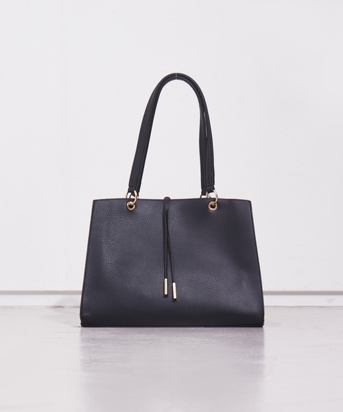 Abahouse Devinette(ドゥヴィネット)の「【HERALDO】A4サイズ対応/チャーム付きスクエアトートバッグ2(トートバッグ・レディース・アイボリー/ブラック/サックスブルー/グレイッシュベージュ・フリー)」の1枚目の写真