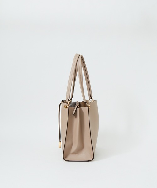 Abahouse Devinette(ドゥヴィネット)の「【HERALDO】A4サイズ対応/チャーム付きスクエアトートバッグ2(トートバッグ・レディース・アイボリー/ブラック/サックスブルー/グレイッシュベージュ・フリー)」の6枚目の写真