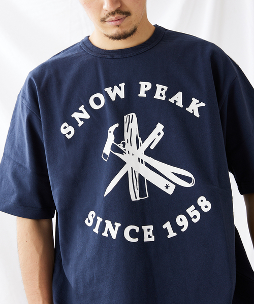 Snow Peak（スノーピーク）の「【Snow Peak/スノーピーク×JS】別注 リサイクルコットン ギア カレッジ T（Tシャツ/カットソー・メンズ・ネイビー/イエロー/キナリ・SMALL/MEDIUM/LARGE）」の8枚目の写真
