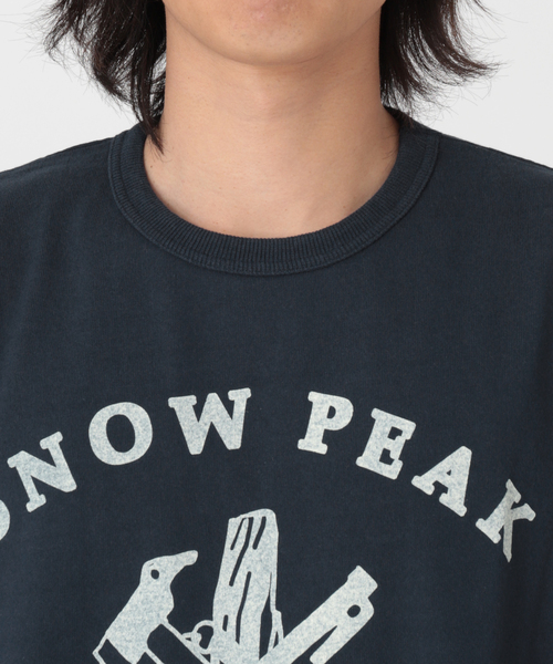 Snow Peak（スノーピーク）の「【Snow Peak/スノーピーク×JS】別注 リサイクルコットン ギア カレッジ T（Tシャツ/カットソー・メンズ・ネイビー/イエロー/キナリ・SMALL/MEDIUM/LARGE）」の13枚目の写真
