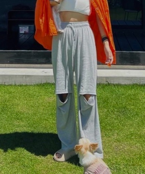 AMAIL(アマイル)の「Knee cut loose pants(スウェットパンツ・レディース・グレー/ブルー・FREE)」の2枚目の写真