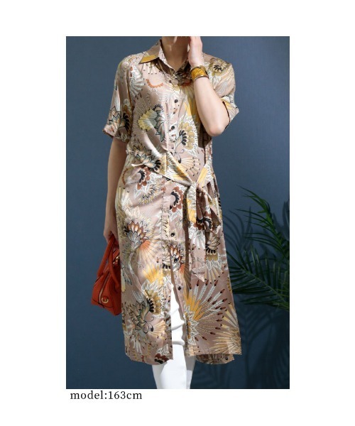 Sawa a la mode(サワアラモード)の「女性らしく艶めく大人のシャツワンピース(ワンピース・レディース・ベージュ・FREE)」の2枚目の写真