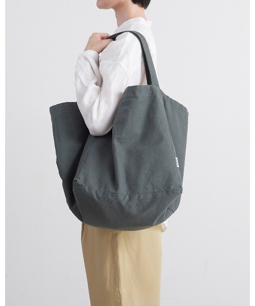 pouto(ポウト)の「pouto / ポウト キャンバス キューブ トート ラージ DLI PO 004 BAG(トートバッグ・レディース・ブラック/グレー/ナチュラル/レッド/ブルー・FREE)」の3枚目の写真