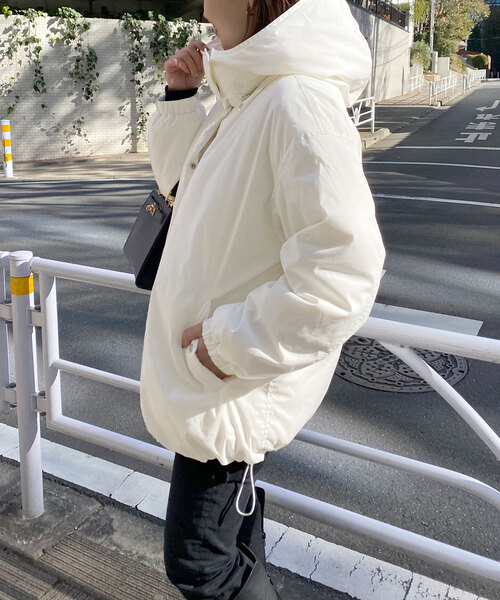 SLOBE IENAホワイト フード付きダウンジレ SLOBE IENA（スローブイエナ）の「CEタフタショートダウン
