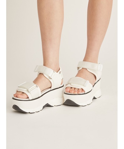 SNIDEL(スナイデル)の「スニーカーソールサンダル(サンダル・レディース・ブラック/ホワイト・SMALL/MEDIUM/LARGE)」の7枚目の写真