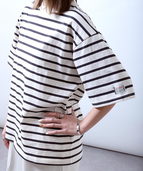 ZIP FIVE(ジップファイブ)の「【ZIP FIVE】【ユニセックス】袖ピスネーム入り ビッグシルエット マルチボーダー半袖Tシャツ(Tシャツ/カットソー・レディース・ホワイト×ブラック/ホワイト×グリーン/ホワイト×ブルー/クリーム/ホワイト×ネイビー/ブラック×ホワイト/ベージュ系・SMALL/LARGE/MEDIUM)」の7枚目の写真