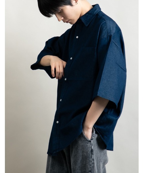 En serio TOKYO（エンソリオトーキョー）の「ライトオンスデニム オーバーシルエット レギュラーカラー 半袖シャツ（シャツ/ブラウス・メンズ・ワンウォッシュ/インディゴブルー/ライトインディゴブルー・M/L）」の9枚目の写真
